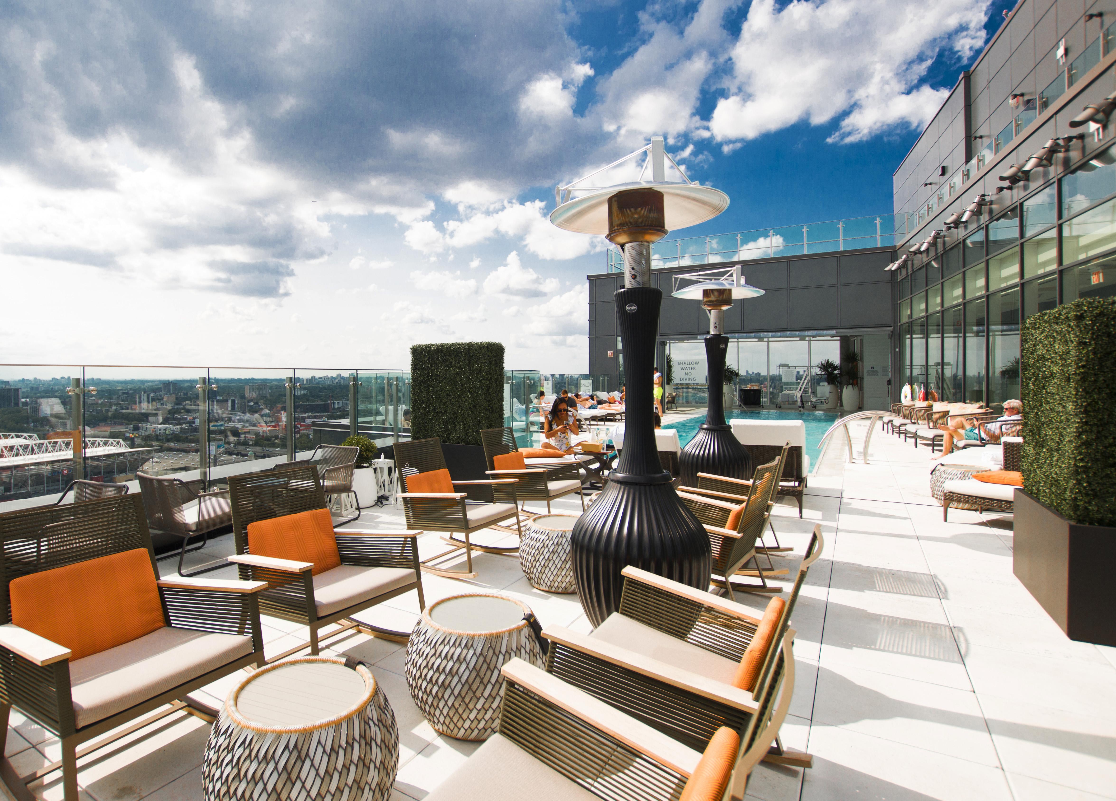 Hotel X Toronto, A Destination By Hyatt Hotel Εξωτερικό φωτογραφία The rooftop pool at the InterContinental
